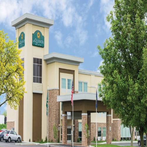  La Quinta Inn &  Suites